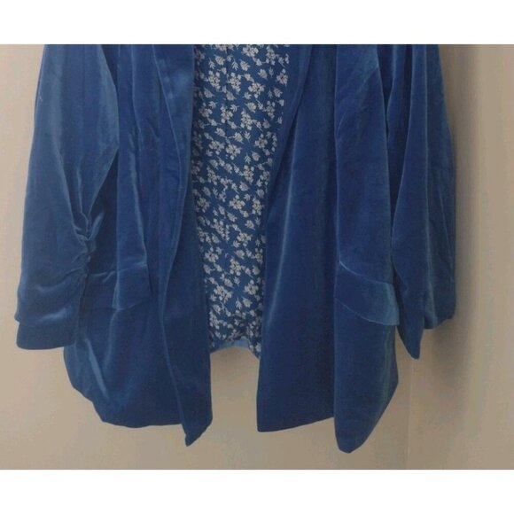 Skies Are Blue Velvet Blazer in Rich Blue - Picture 4 of 11